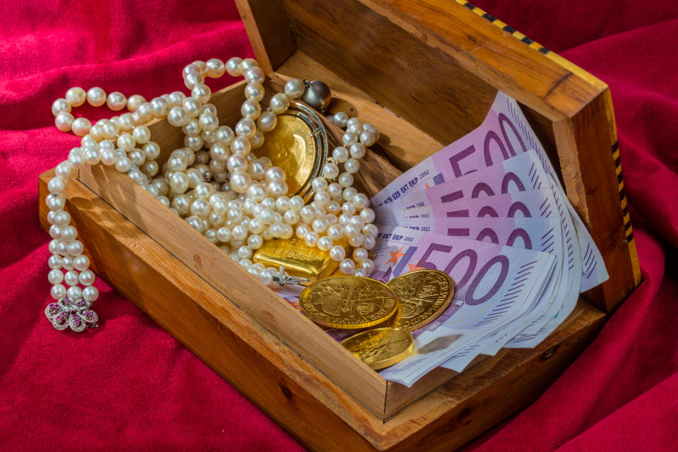 (GERMANY OUT) Gold in Münzen und Barren mit Schmuck auf rotem Samt. Symbolfoto für Reichtum, Luxus, Reichensteuer.  (Photo by Wodicka/ullstein bild via Getty Images)