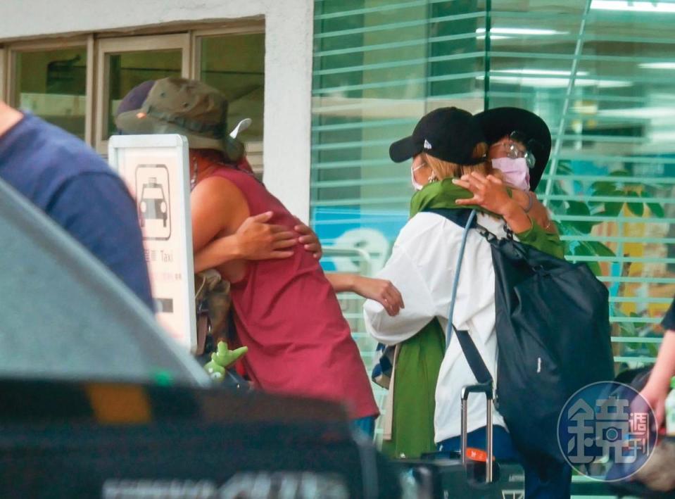 16：23，離開機場前，KID與温貞菱就像男主人與女主人般，分別與大家擁抱道別。