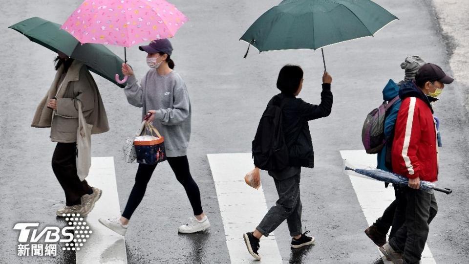 明日微弱鋒面通過，東半部及北部地區有局部短暫陣雨。（示意圖／胡瑞麒攝）