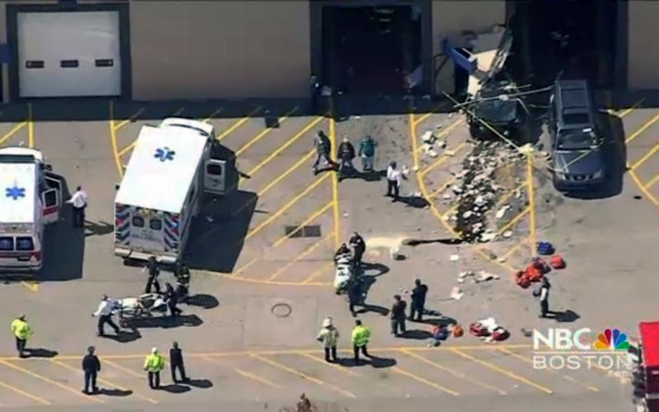 <p>Vista exterior del accidente que sucedió dentro de un galpón de subastas en Boston. (AP) </p>