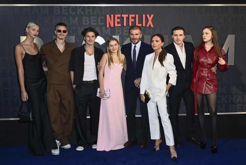 LONDON, ENGLAND - OCTOBER 03: (L-R) Mia Regan, Romeo Beckham, Cruz Beckham, Harper Beckham, David Beckham, Victoria Beckham, Brooklyn Peltz Beckham and Nicola Peltz Beckham attend the Netflix 'Beckham' UK Premiere at The Curzon Mayfair on October 03, 2023 in London, England. (Photo by Gareth Cattermole/Getty Images)