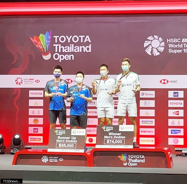 土地銀行羽球隊員王齊麟（右一）、李洋（右二）參加（BWF)二○二一年TOYOTA（豐田）泰國羽球公開賽榮獲男子雙打第一名。（圖：土銀提供）