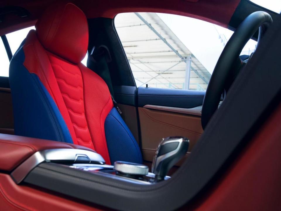 座艙空間耳目一新的俏皮風格一覽無疑，座椅由強烈的紅色和明亮的藍色形成鮮明對比，使人聯想到漫畫世界中超級英雄的顏色以及BMW M品牌的代表色。