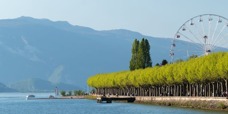 Ein Bad im malerischen Lac du Bourget endete für eine Mutter und ihre Tochter mit heftigen Schmerzen<span class="copyright">Universal Images Group via Getty</span>