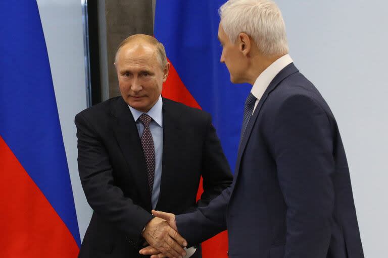 SAN PETERSBURGO, RUSIA -El presidente ruso, Vladímir Putin, saluda a su ayudante, Andréi Belúsov, durante la reunión con ministros y funcionarios gubernamentales sobre la eficacia del suministro de medicamentos a durante su visita a la planta de la compañía farmacéutica Geropharm en Pushkin, San Petersburgo, Rusia