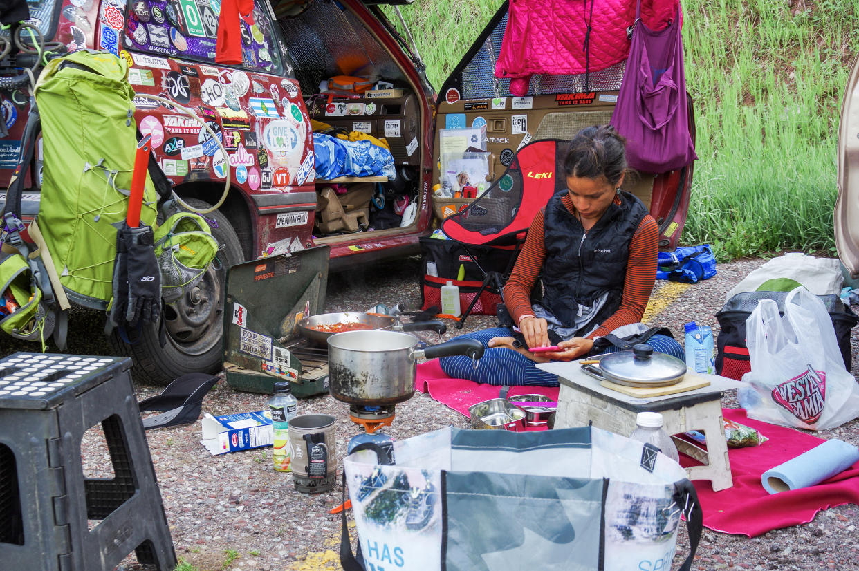 Una foto proporcionada por YogaSlackers muestra a Raquel Hernández-Cruz preparando comida después de un día de escalada en Colorado. (YogaSlackers vía The New York Times).