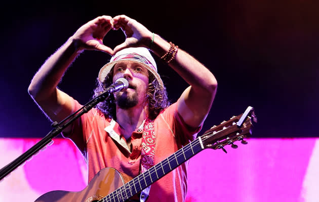 Jason Mraz expresses his love for his fans (Photo courtesy of Warner Music)