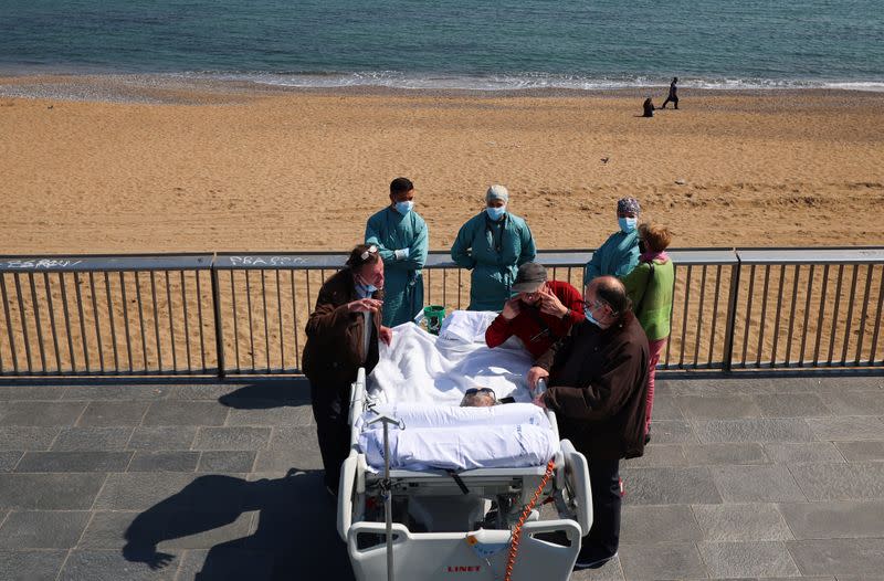 Barcelona Hospital del Mar takes COVID ICU survivor beachside for "sea therapy\