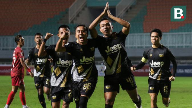 Para pemain Martapura Dewa United merayakan gol pertama yang dicetak Selamet Budiono (kedua dari kanan) dalam laga semifinal Liga 2 2021 di Stadion Pakansari, Bogor, Senin (27/12/2021). (Bola.com/Bagaskara Lazuardi)