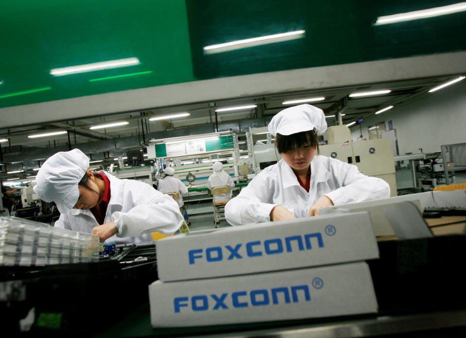 Employees work inside a Foxconn factory in the township of Longhua in the southern Guangdong province May 26, 2010. REUTERS/Bobby Yip