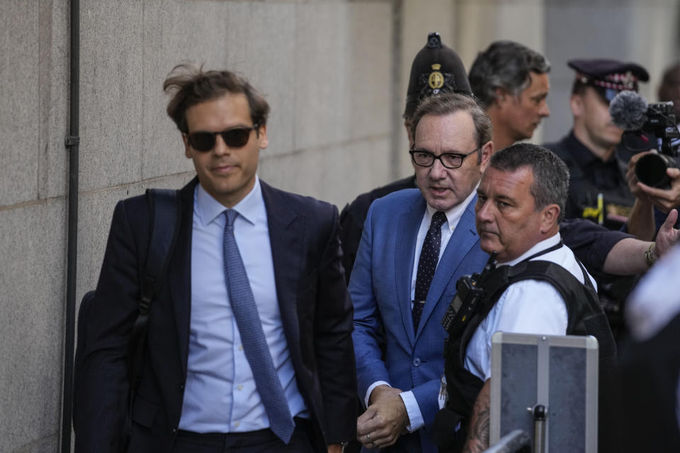 El actor Kevin Spacey, en el centro, llega a Old Bailey, en Londres, el jueves 14 de julio de 2022. (Foto AP/Frank Augstein)