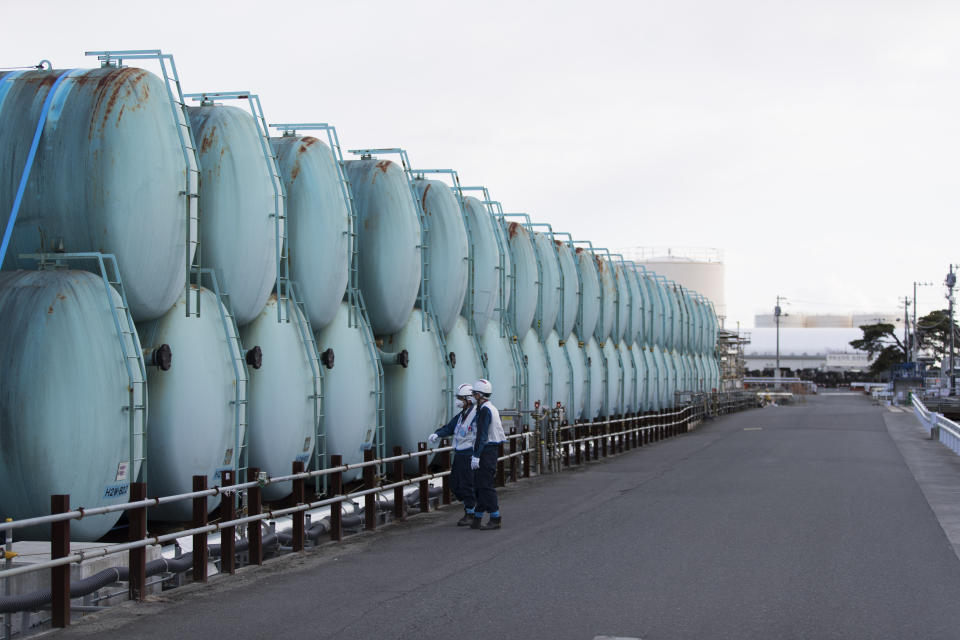 福島第一核電廠內已儲存逾百萬噸的核廢水，預計2022年秋天達到儲存量極限。照片是東京電力公司的員工，視察曾儲存放射性核廢水的儲水槽，圖片來源：AP。