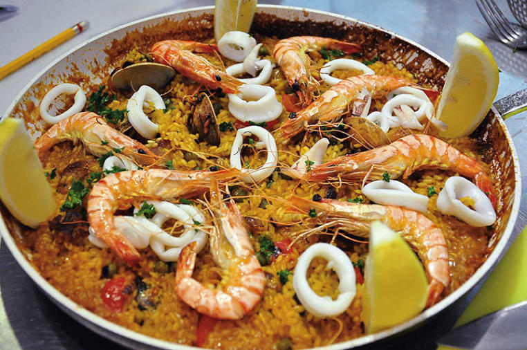 用料和手法忠於飲食文化，西班牙海鮮飯及法式油封鴨和沙拉，都是Paco的經典課程。（圖片／Paco提供）