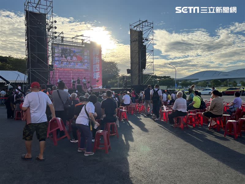 陳其邁競選總部投票結束後，就出現約200人在現場等開票結果。（圖／記者林昱孜攝影）