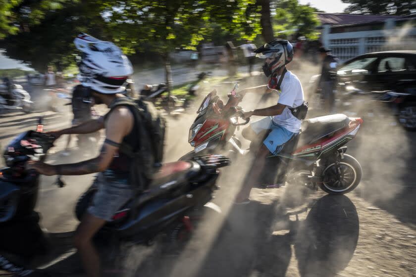 La gente se reúne en sus motos eléctricas para pasar la tarde haciendo acrobacias y carreras en La Habana, Cuba, el viernes 15 de julio de 2022. Cuba se ha inundado en los últimos años con "motorinas", como se llama a estos vehículos eléctricos en la isla, una moda para muchos, pero también una solución a los problemas de transporte y escasez de combustible que agobian a la nación caribeña. (AP Foto/Ramon Espinosa)