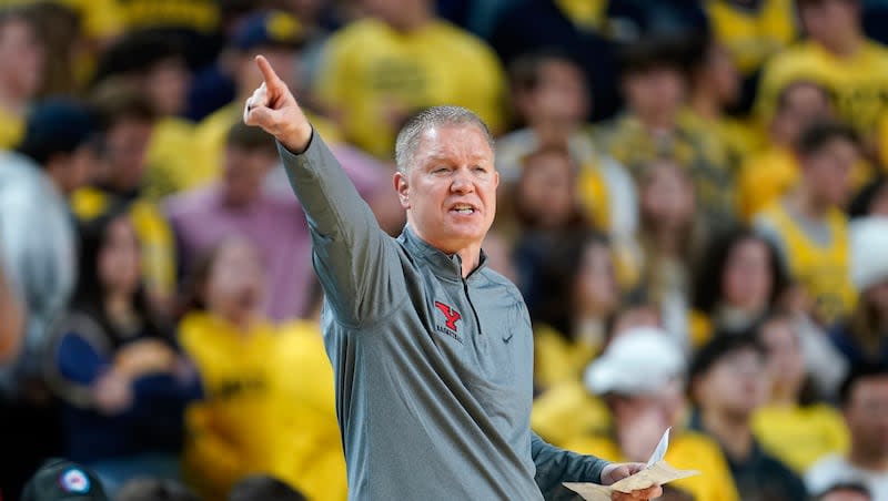 Youngstown State head coach Jerrod Calhoun gives directions against the Michigan in the first half of an NCAA college basketball game in Ann Arbor, Mich., Friday, Nov. 10, 2023. (AP Photo/Paul Sancya)