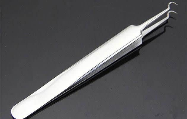 This unusual-looking tool is called a blackhead tweezer. Photo: Boxamall