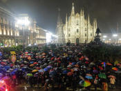 25mila sotto la pioggia per dire "Milano non si lega". Le Sardine nuotano e si prendono piazza Duomo. Roberto Saviano: "Una piazza non contro, ma per i diritti". Mattia Santori, fondatore del movimento: "Restiamo lontani dalla politica ma saremo sempre più nelle piazze".