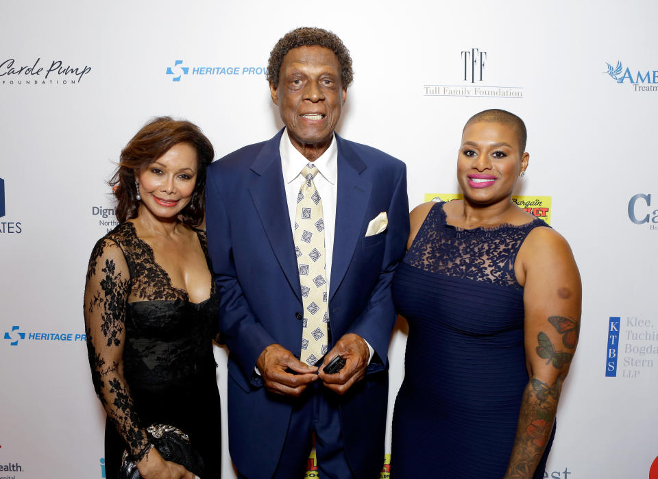 BEVERLY HILLS, CA - AUGUST 12:  Honoree Elgin Baylor (C) and guests attend the 16th Annual Harold & Carole Pump Foundation Gala at The Beverly Hilton Hotel on August 12, 2016 in Beverly Hills, California.  (Photo by Tiffany Rose/Getty Images for Harold & Carole Pump Foundation )