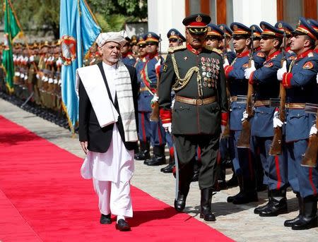 Afghanistan's President Ashraf Ghani inspects the guard of honour before signing a peace agreement with Hizb-i-Islami, led by Gulbuddin Hekmatyar, in Kabul, Afghanistan September 29, 2016.REUTERS/Omar Sobhani