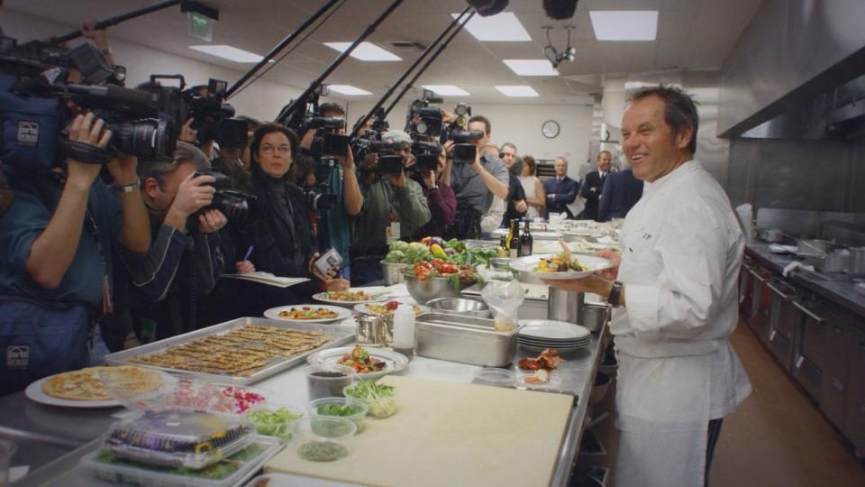 Wolfgang Puck (rechts) liebt die Aufmerksamkeit - und die Medien lieben ihn. Er kultivierte als einer der ersten die Starrolle in TV-Kochsendungen. (Bild: Disney+)