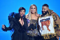 <p>Jennifer regresó al escenario para aceptar el Premio por Mejor Colaboración por “Dinero” junto a DJ Khaled y Cardi B.<br>(Getty) </p>