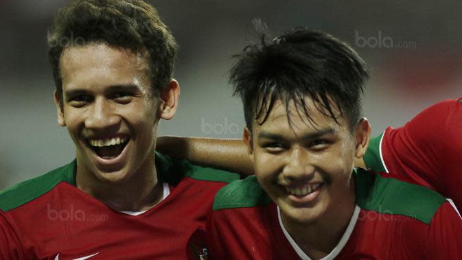 Gelandang Indonesia U-19, Witan Sulaeman bersama Egy Maulana, melakukan selebrasi usai mencetak gol ke gawang Thailand U-19 di Stadion Wibawa Mukti, Cikarang, Minggu (8/10/2017). Indonesia menang 3-0 atas Thailand. (Bola.com/M Iqbal Ichsan)