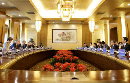 Britain's Chancellor of the Exchequer Philip Hammond meets Chinese Vice Premier Hu Chunhua at Diaoyutai State Guesthouse in Beijing, China, April 25, 2019. REUTERS/Jason Lee/Pool