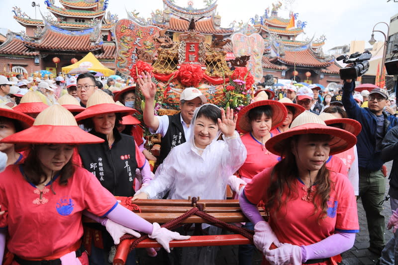 台中樂成宮媽祖遶境起駕  盧秀燕出席 台中樂成宮旱溪媽祖遶境十八庄9日舉行起駕儀式， 展開為期22天的遶境之旅，市長盧秀燕（中，白衣） 到場扶媽祖鑾轎，並與女子神轎班參與儀式。 （台中市府提供） 中央社記者蘇木春傳真  113年4月9日 