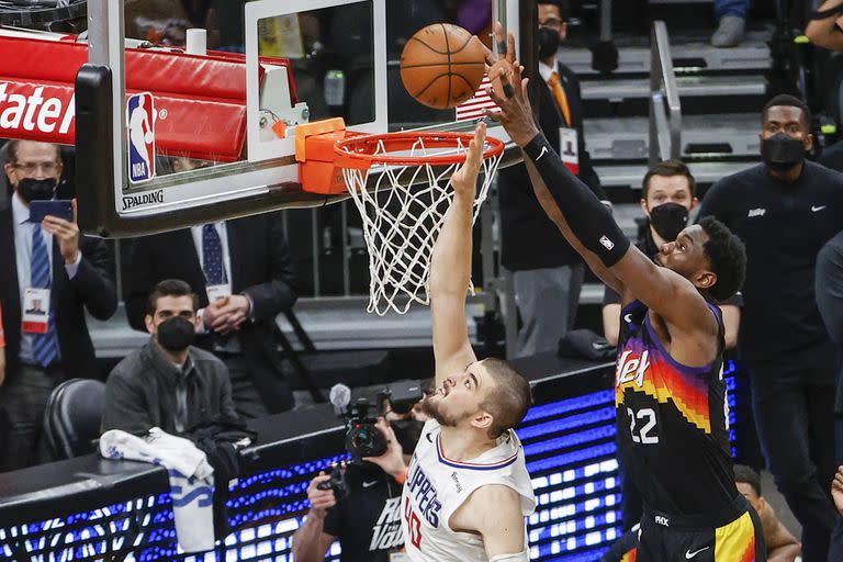 Deandre Ayton, de Phoenix, vuelca la pelota sobre Ivica Zubac: otra definición increíble en la NBA