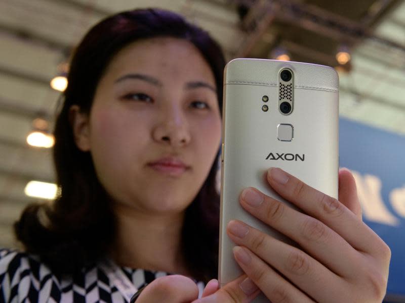 Das neue Smartphone-Topmodell von ZTE, mit dem Namen Axon, kommt im September in den Handel. Foto: Andrea Warnecke
