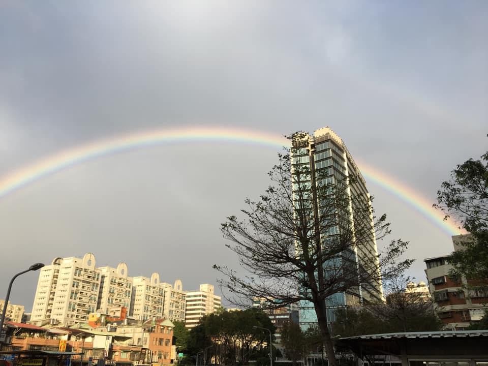 ▲台北市天空15日出現超完整的大彩虹。（圖／翻攝自天氣職人吳聖宇粉專）