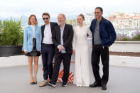 L’équipe du film Roubaix, une Lumière a posé lors du traditionnel photocall. Autour d’Arnaud Desplechin, le réalisateur, les hommes ont préféré un casual look sombre alors que les comédiennes ont apporté un peu plus de lumière. Léa Seydoux porte sur une jupe noire en cuir une veste 3/4 bleu ciel et Sara Forestier a pris la pose dans une robe monacale aux délicats boutons.