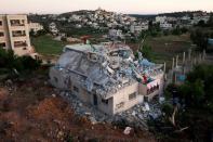 La casa del asaltante palestino Qassam Al-Barghouti destrozada después de que las fuerzas israelíes demolieran su planta superior en la aldea de Kobar, cerca de Ramalah, en la Cisjordania ocupada por Israel. Imagen del 11 de mayo. (Foto: Mohamad Torokman / Reuters).