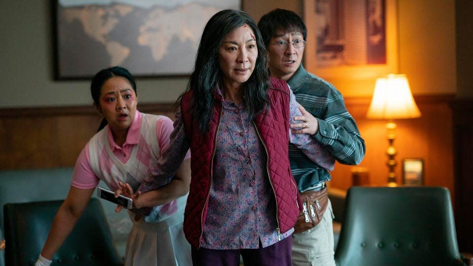 Stephanie Hsu, Michelle Yeoh y Ke Huy Quan en una escena de "Everything Everywhere All At Once".