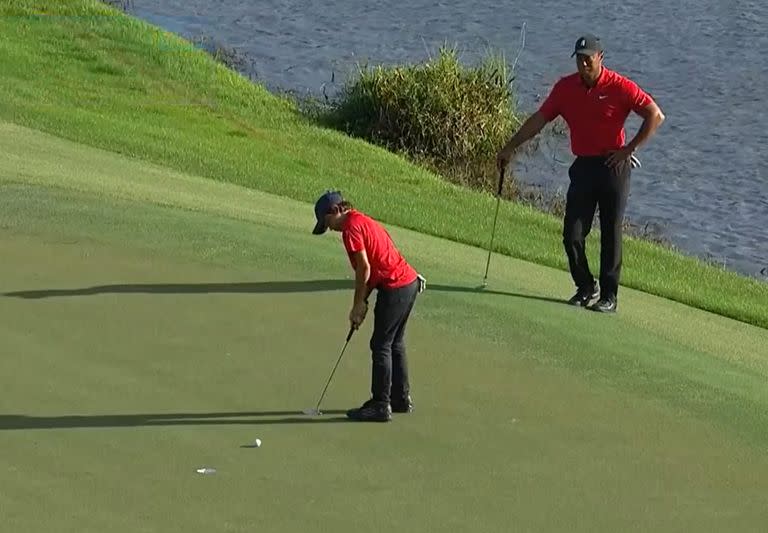 Tiger Woods y su hijo Charlie en el Campeonato de la PNC