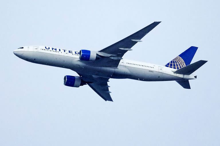 Un avión de United Airlines pasa sobre un partido de la MLS, el 8 de julio de 2023, en Commerce City, Colorado