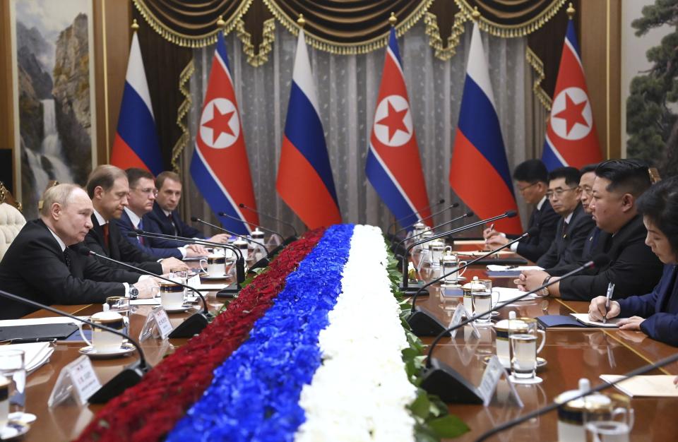 El presidente de Rusia, Vladímir Putin (izquierda), y el líder norcoreano, Kim Jong Un (segundo por la derecha), durante una reunión en Pyongyang, Corea del Norte, el 19 de junio de 2024. (Kristina Kormilitsyna, Sputnik, Kremlin Pool Foto vía AP)