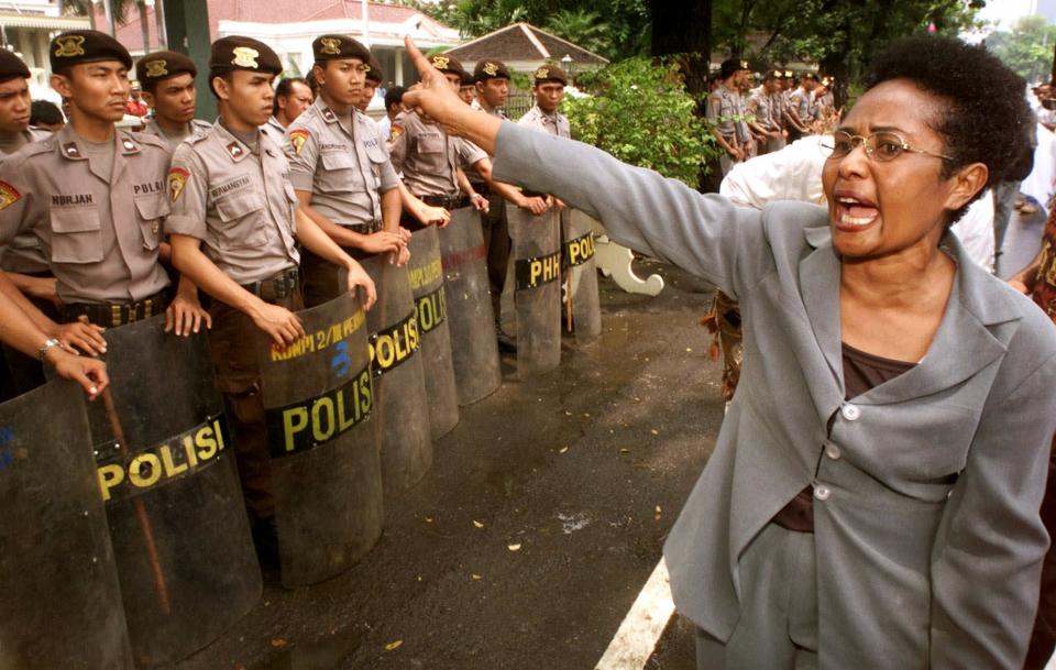 <p>Papua und Papua Barat sind zwei Provinzen innerhalb Westneuguineas, das 1963 von Indonesien militärisch besetzt wurde. Seitdem herrscht dort ein sogenannter “Konflikt niedriger Intensität” – ein Konflikt, der ohne strategisch zwingende Gründe Eskalationen und Ruhephasen durchläuft. (Bild: AP Photo/Dita Alangkara) </p>