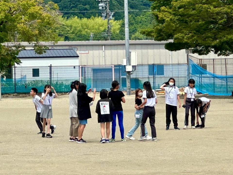 臺日學生在操場遊戲