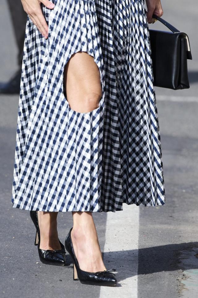 Asesorar único riesgo La reina Letizia sorprende con esta falda atrevida de H&M