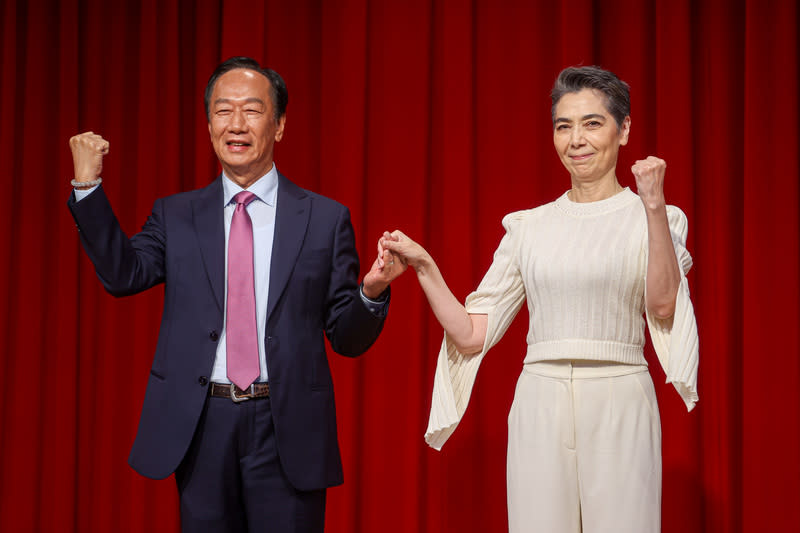 鴻海創辦人郭台銘（左）宣布投入2024總統大選，14日舉行記者會公布副總統人選為藝人賴佩霞（右）。（中央社）