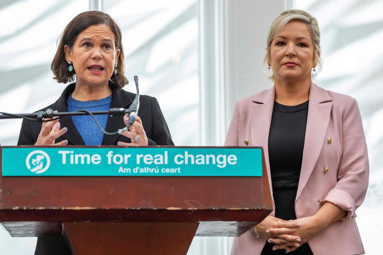 En esta foto de archivo tomada el 4 de abril de 2022, la presidenta del partido republicano irlandés Sinn Fein, Mary Lou McDonald, y la viceprimera ministra de Irlanda del Norte y miembro del partido republicano irlandés Sinn Fein, Michelle O'Neill, asisten a la presentación de los candidatos del partido para las próximas elecciones a la Asamblea de mayo, en el Hotel Titanic, en Belfast.