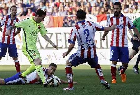 Barcelona's Lionel Messi (2nd L) prepares to score during their Spanish first division soccer match against Atletico Madrid at Vicente Calderon stadium in Madrid, Spain, May 17, 2015. REUTER/Juan Medina