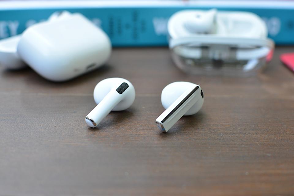 <p>Galaxy Buds 3 vs. AirPods.</p>
