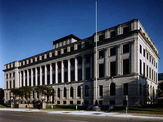 The current federal courthouse at 123 E. Walnut St. in Des Moines.