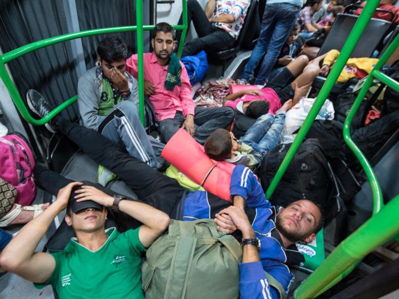 Tausende Flüchtlinge warteten in den frühen Morgenstunden in Bussen vor dem Ostbahnhof in Budapest auf ihren Weitertransport. Foto: Boris Roessler