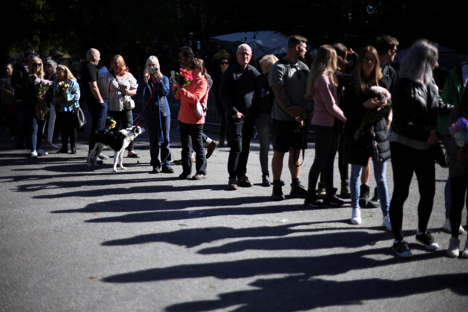 <p>Eine Königin und ihre treuen Untertanen: Auch die Menschen in Balmoral, Schottland, stehen Schlange, um der Queen Tribut zu zollen (Bild: REUTERS/Phil Noble)</p> 