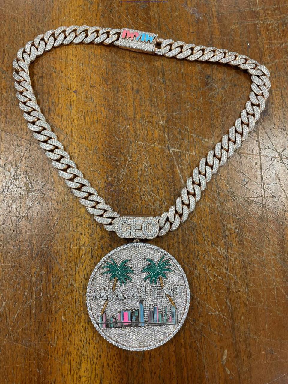 Andre Lorquet se gastó $129,600 en este collar de diamantes hecho a medida con un colgante del paisaje urbano de la ciudad de Miami.