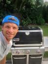 Thomas Müller ließ sich von der Foto-Session und der Weißbier-Atmosphäre gleich inspirieren und anstecken. Der Ur-Bayer schoss nach Feierabend im Garten ein Grillfie und genoss den Sommerabend beim Barbecue. (Bild-Copyright: Facebook/es.muellert.wieder)